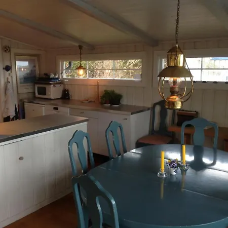 Idyllic Southern Cabin Near The Sea Feriehus