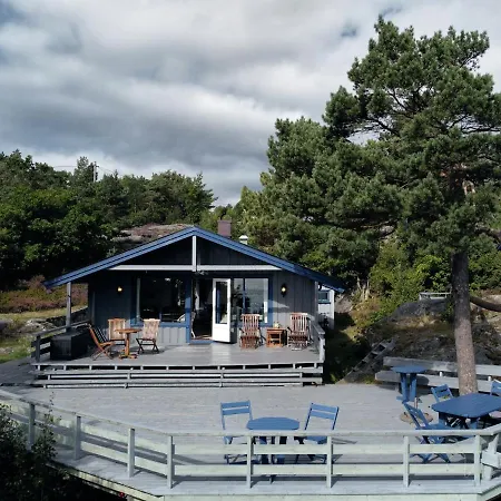 Idyllic Southern Cabin Near The Sea