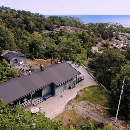 Idyllic Southern Cabin Near The Sea